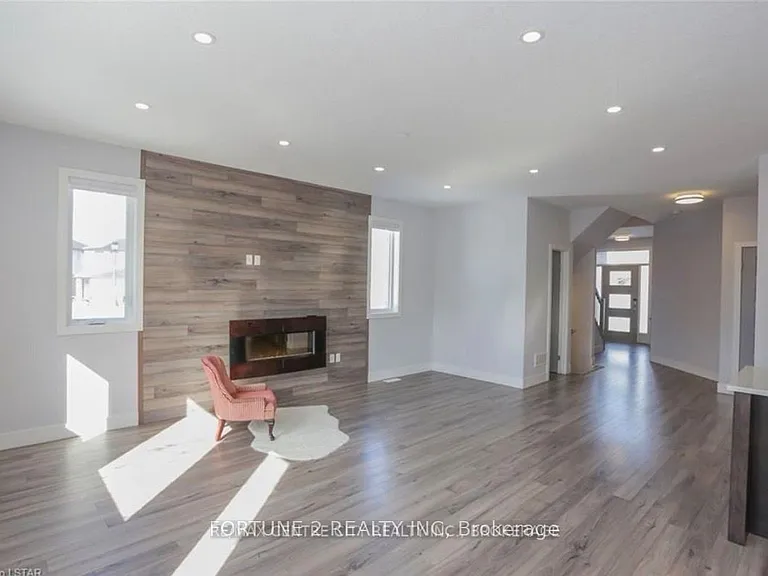 1877 Foxridge Cres — Photo 4
