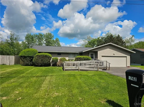 7742 Davis Rd S, North Syracuse, NY 13212