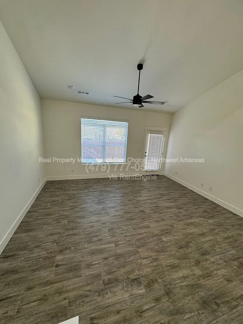 3 bed, 2.5 bath, 1601 sqft, $1,700 — Photo 3