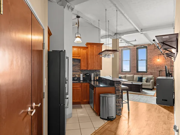 1133 W 9th St APT 307, Cleveland, OH 44113