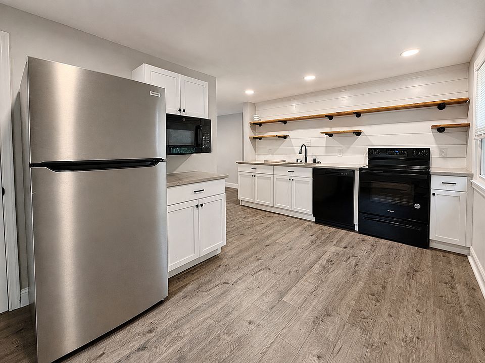 1st image of 20 Woodlawn Ave APT B