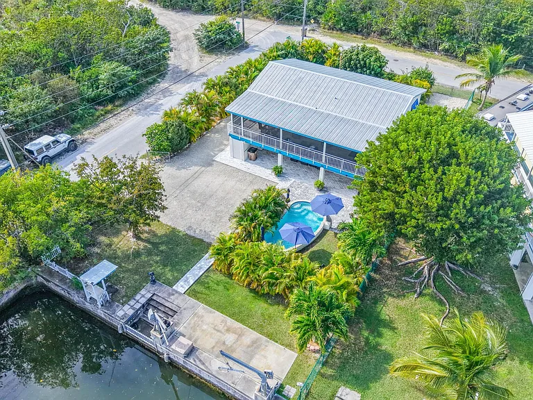 421 Ixora Dr — Photo 3