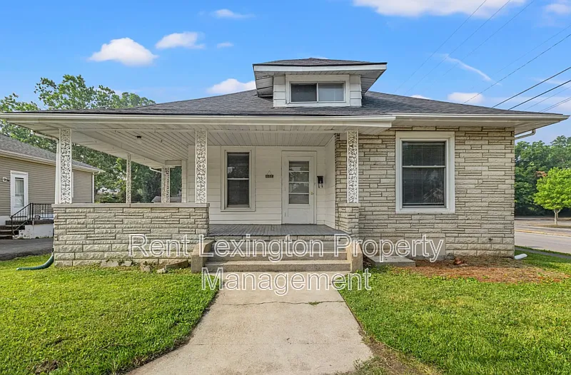 2 bed, 1.0 bath, 1332 sqft, $1,500 — Photo 2