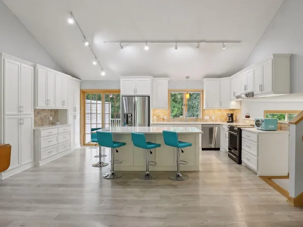 18725 Clear View Dr, Minnetonka, MN 55345