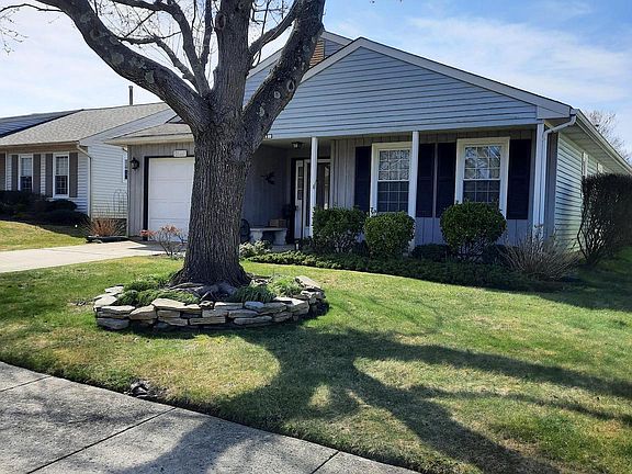 2nd image of 11 Meadowwood Ct