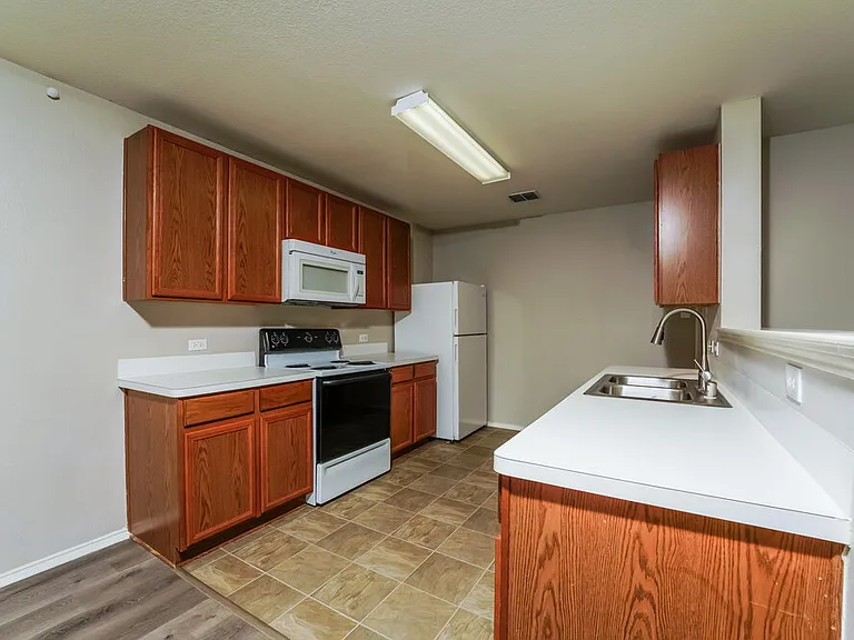 1209 Lambert Dr — Photo 6