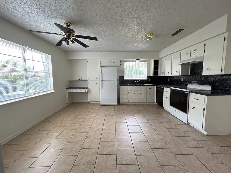 2408 Carnation Dr — Photo 7