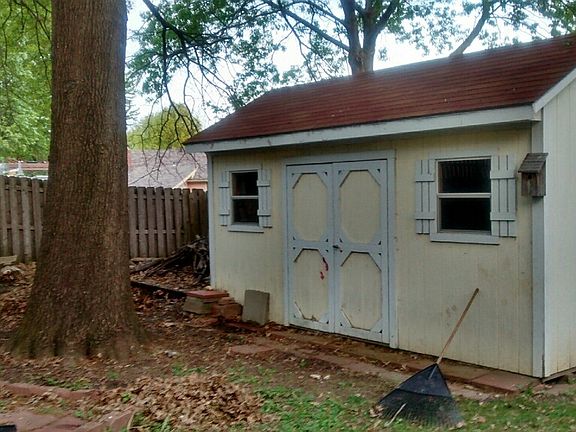2nd image of 912 NW Roanoke Dr