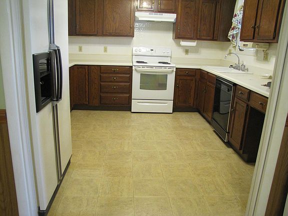 4th image of 439 Knotsbury Ln