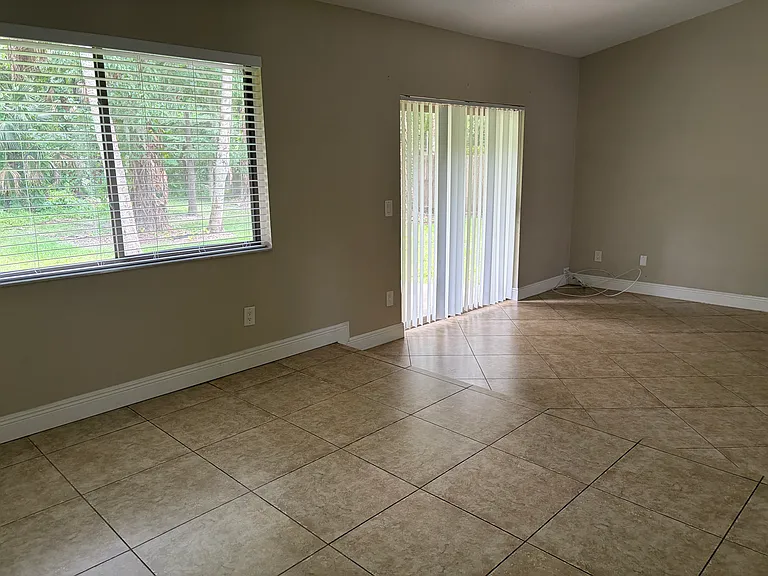 504 Shane Cir — Photo 5