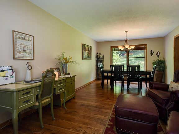 3rd image of 1326 Pembroke Ct
