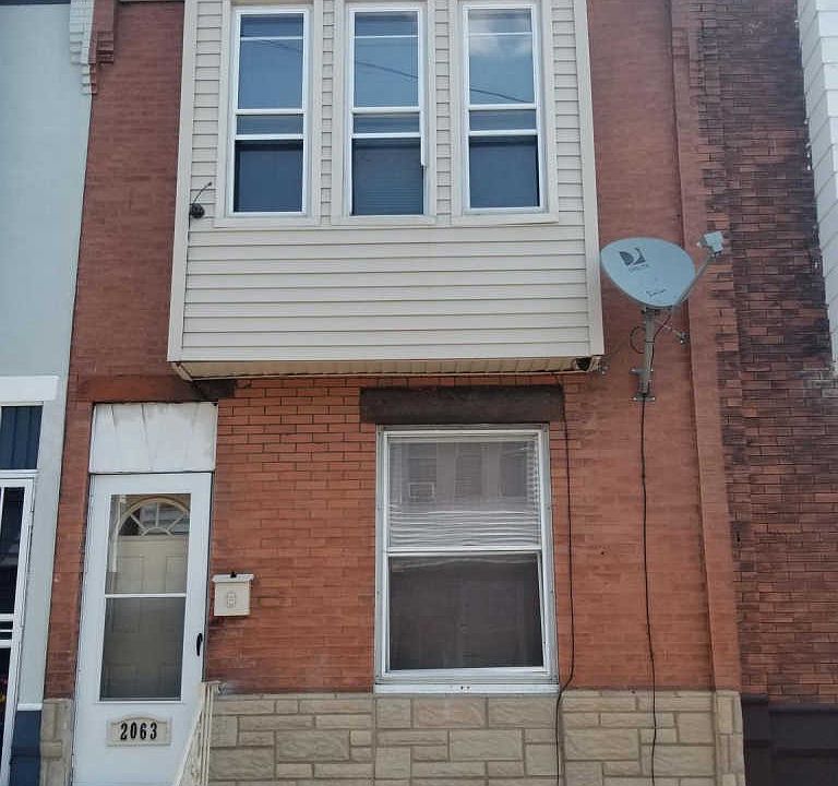 2nd image of 2063 E Victoria St
