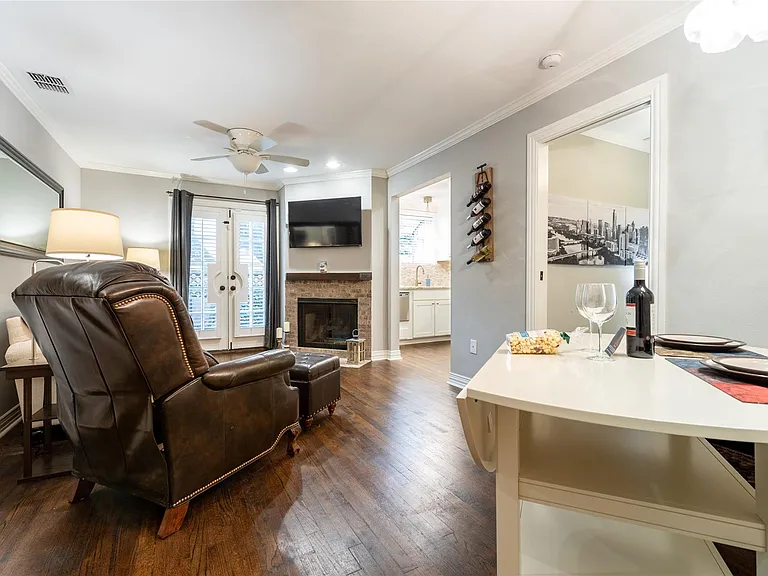 908 E 32nd St #203 — Photo 5