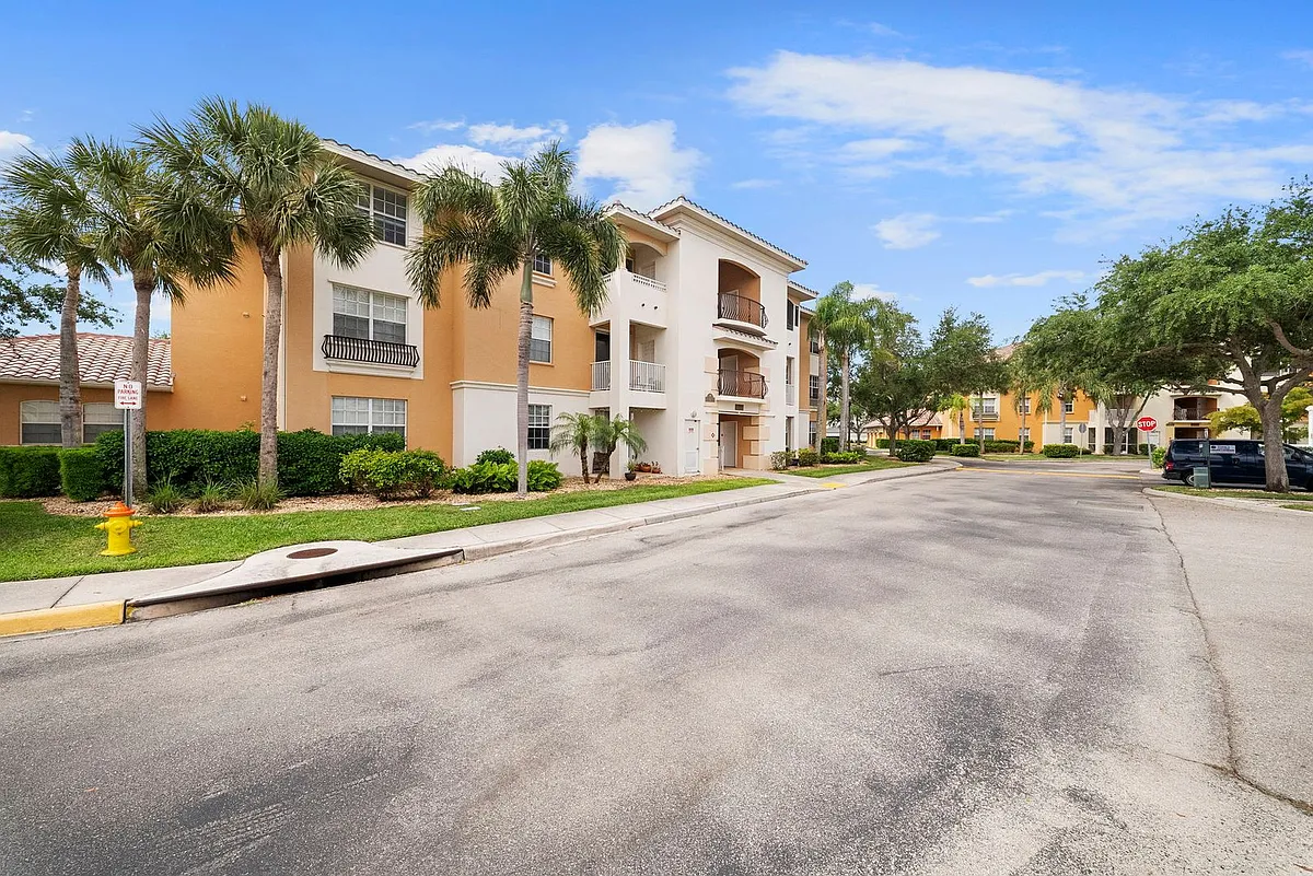 Building Photo - 3940 Pomodoro Cir #303