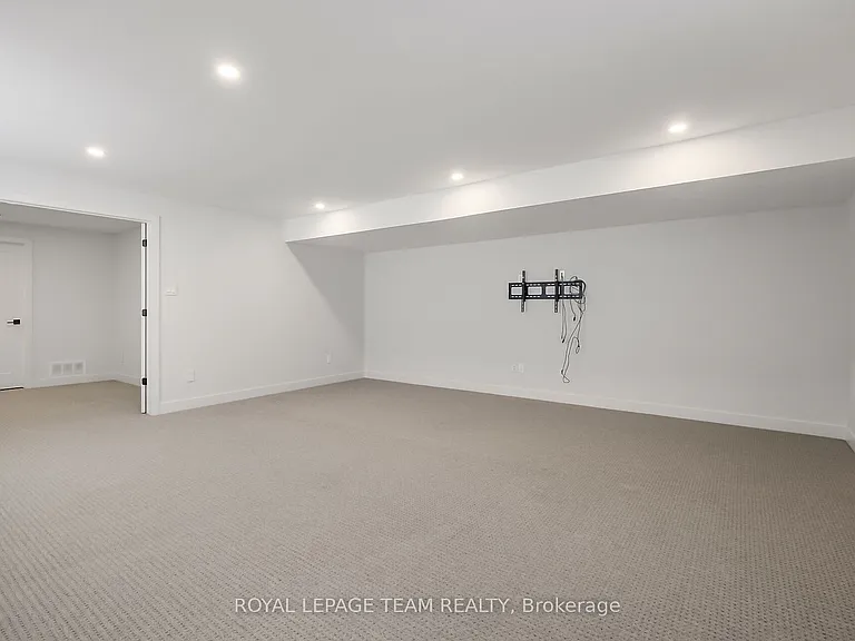 799 Cairn Cres — Photo 12