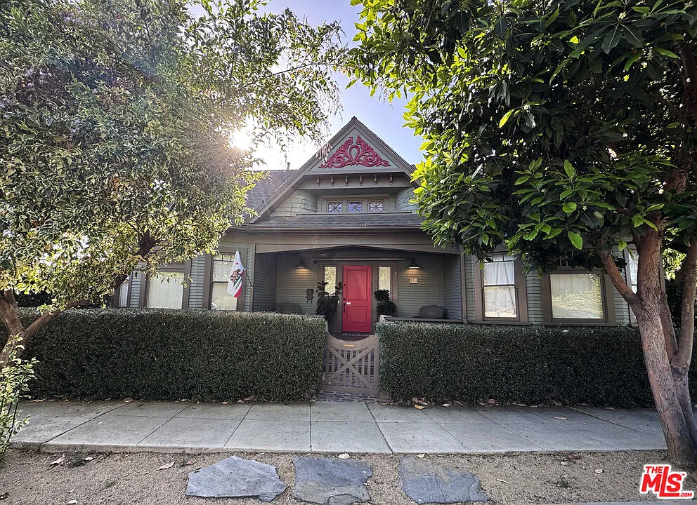 3 bed, 3.0 bath, 2944 sqft, $9,750 — Photo 2