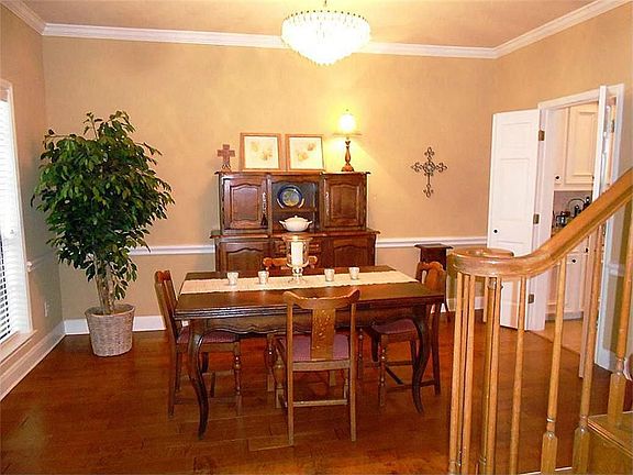 4th image of 1213 Twin Oaks St