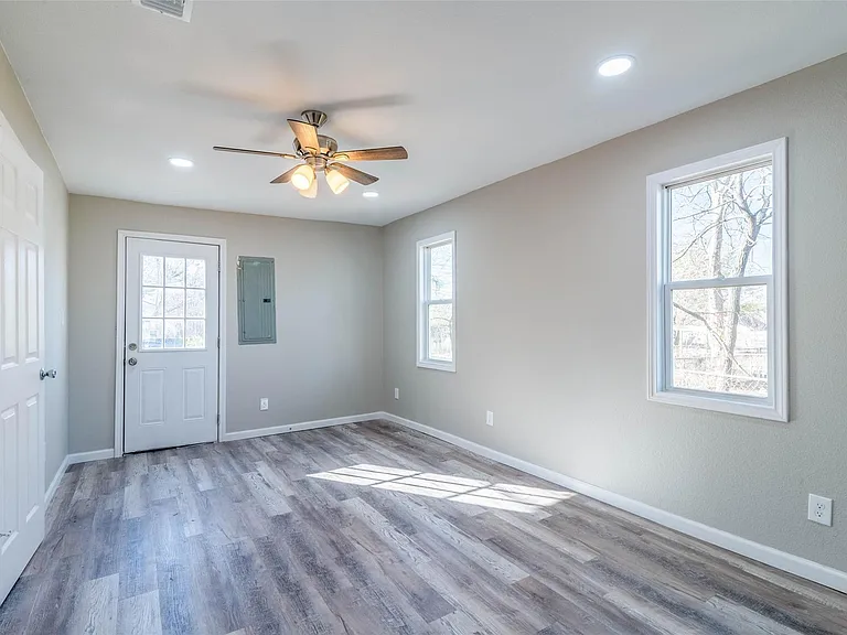 220 W Murray St — Photo 9