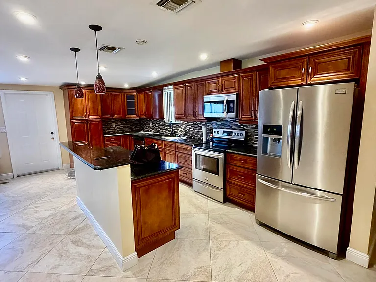 2425 Ceceile Ave — Photo 4