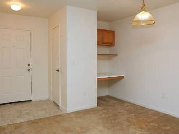 Dining & Desk Area