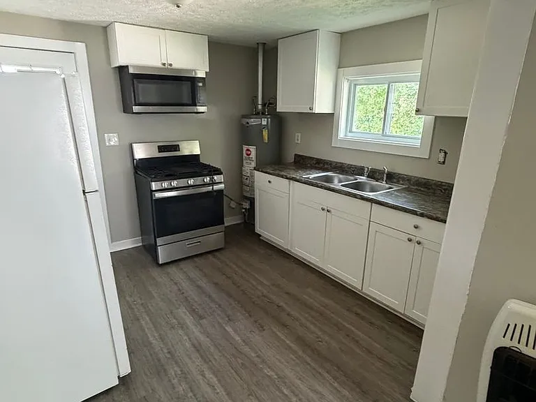 542 Woodford Ave — Photo 9