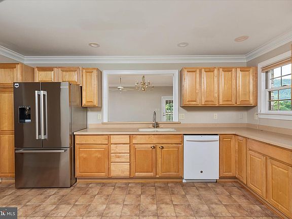 4th image of 171 Daniel Ct