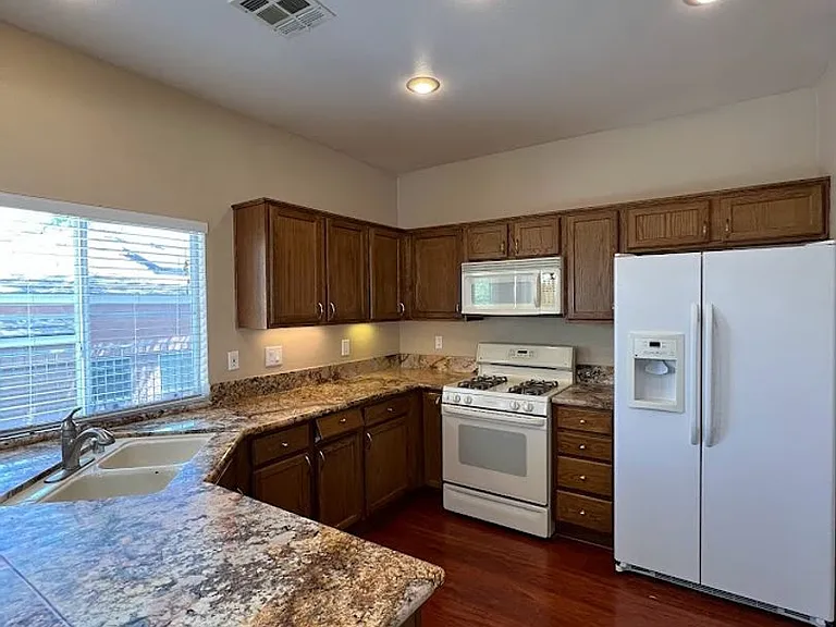 10628 Whitebrush Ave — Photo 4