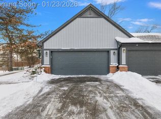 2866 Lochmoor Blvd, Lake Orion, MI 48360