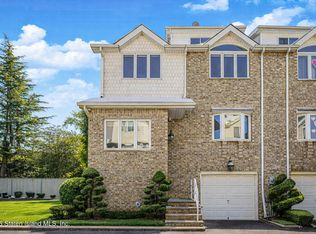21 Coral Ct, Staten Island, NY 10308