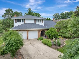 628 Camelot Dr, Burr Ridge, IL 60527
