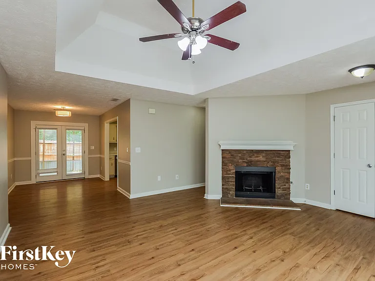 220 Lakefront Dr — Photo 2