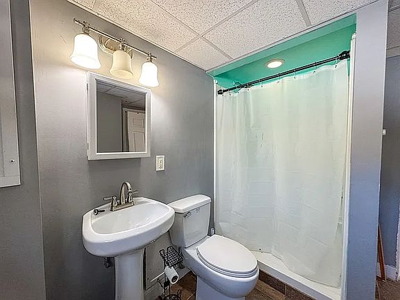 2nd image of 511 Fish Rd #1