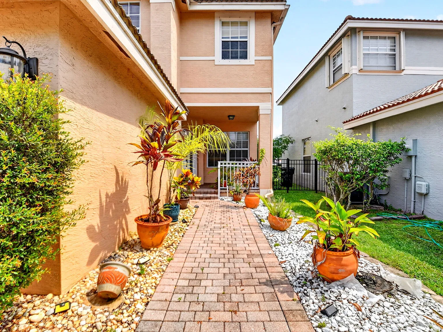 4 bed, 2.5 bath, 2077 sqft, $3,600 — Photo 4