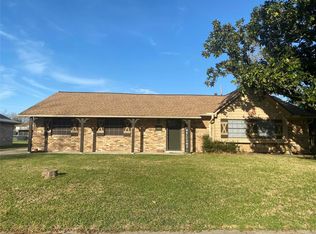 124 Tamarisk Trl, Lake Jackson, TX 77566