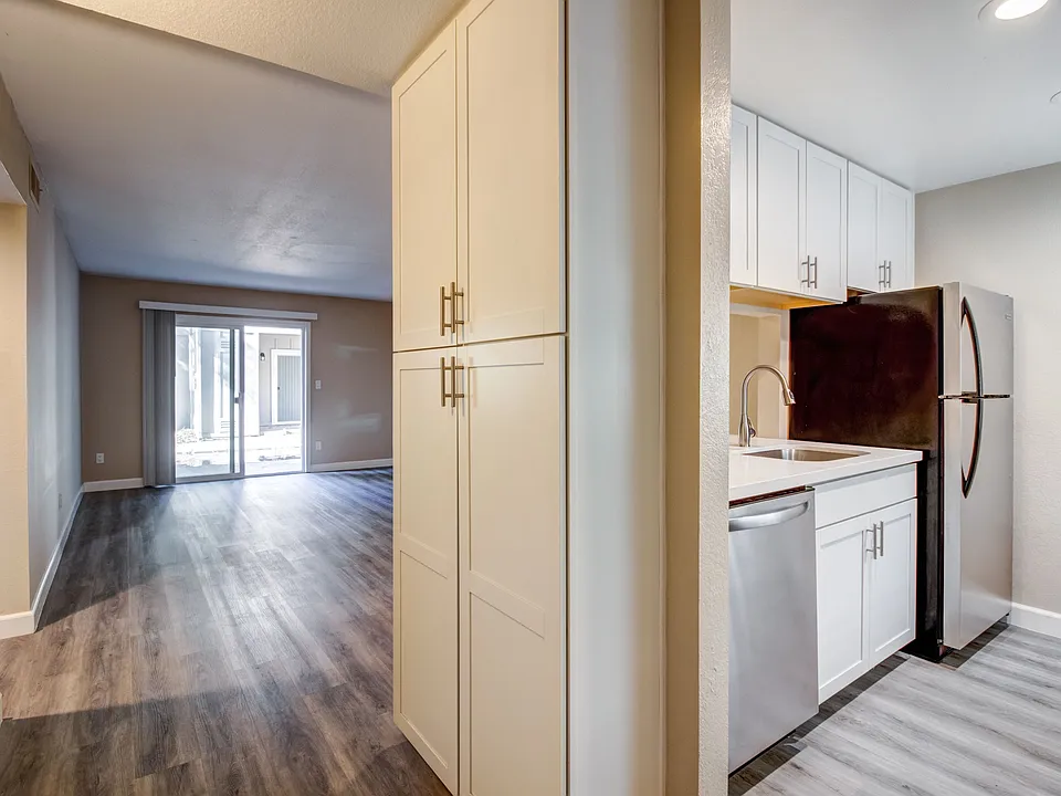 Round Hill Creek Apartments