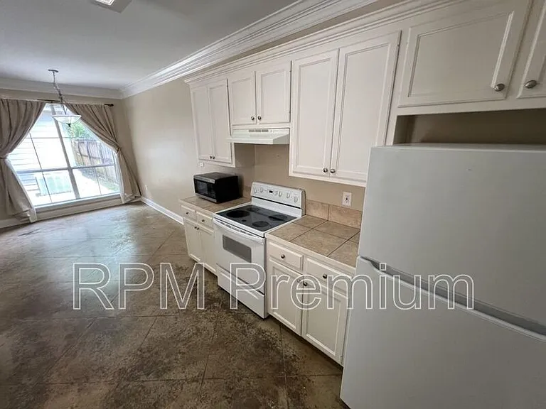 5557 Arialo Dr — Photo 8