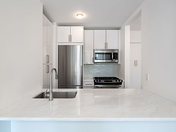 3rd image of 211 E 46th St #31H