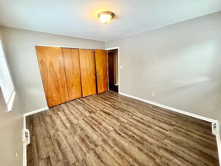 818 S Green Rd — Photo 8