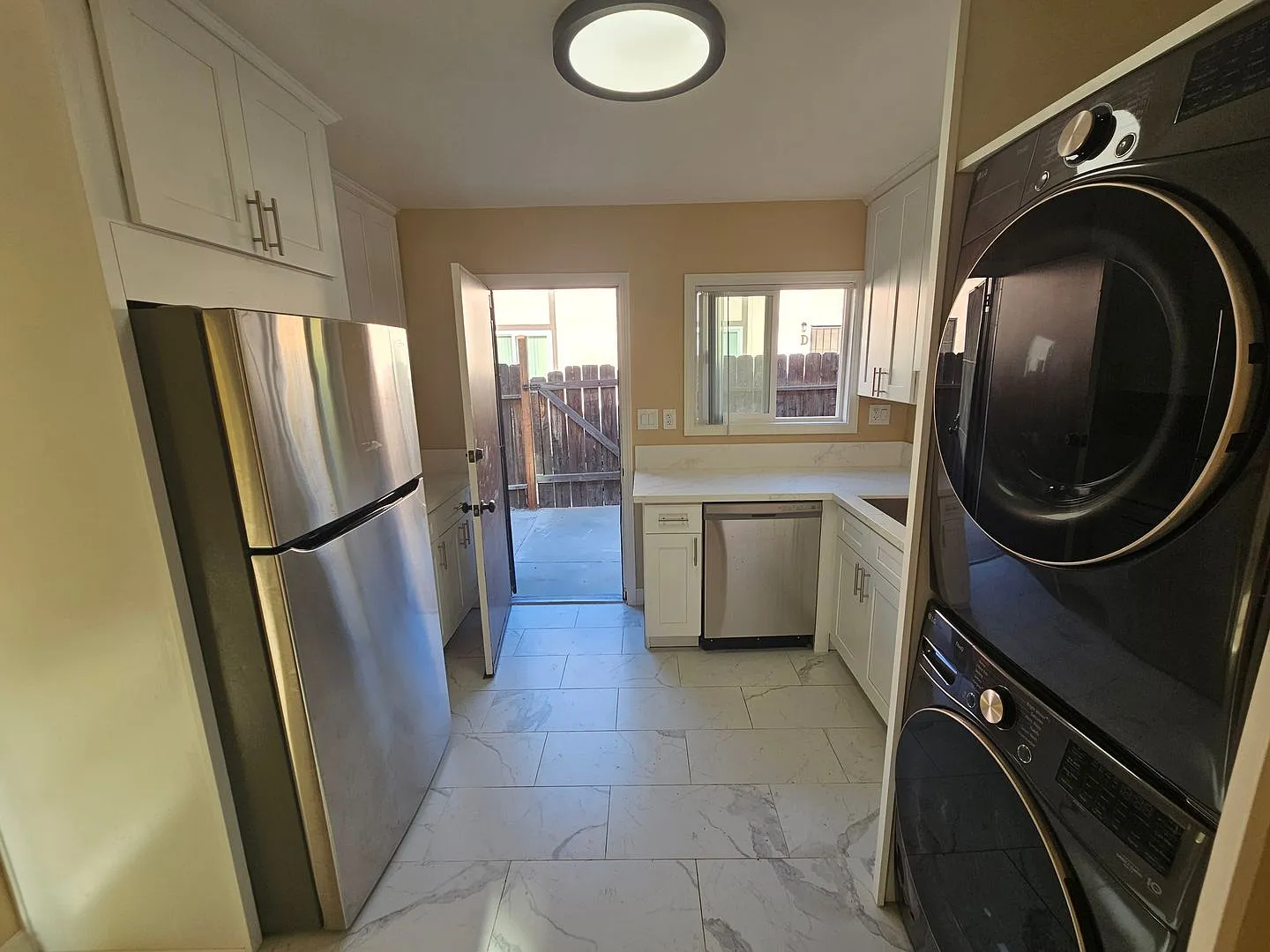 691 Graves Ave — Photo 2