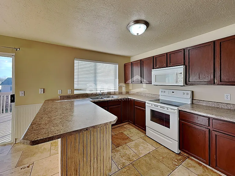 373 W 2200 N — Photo 3