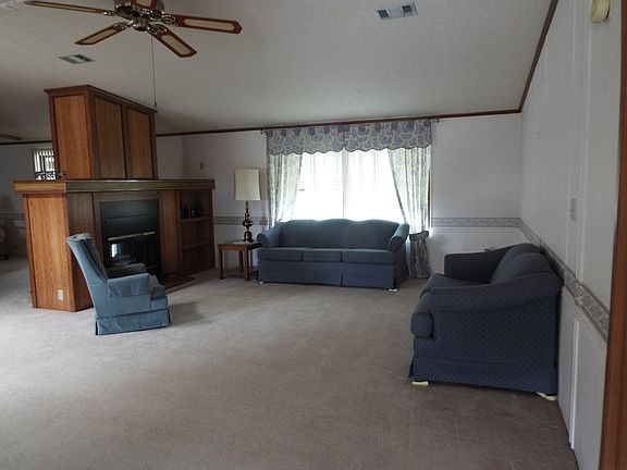 3rd image of 404 SE Snead Cir