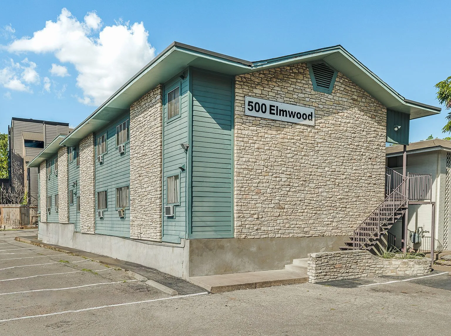 Elmwood Pl. Apts. — Photo 1