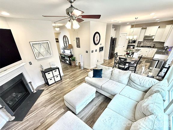 3rd image of 1008 Irvine Ct