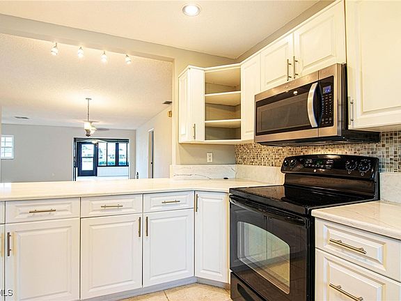 2nd image of 6984 Winkler Rd