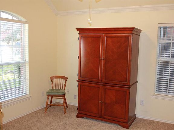 4th image of 2043 Westbury Ln