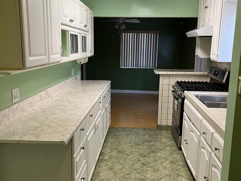 2800 S Mansfield Ave — Photo 2