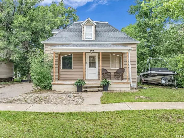 200 3rd AVENUE W, Gravelbourg, SK S0H 1X0