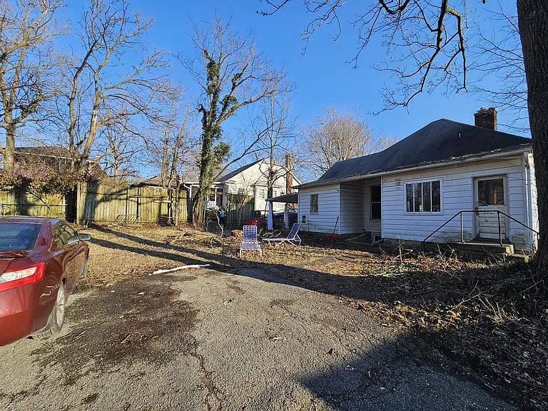 813 E University St — Photo 16