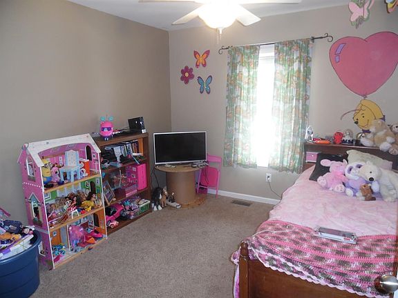 3rd image of 105 Sara Marie Ln