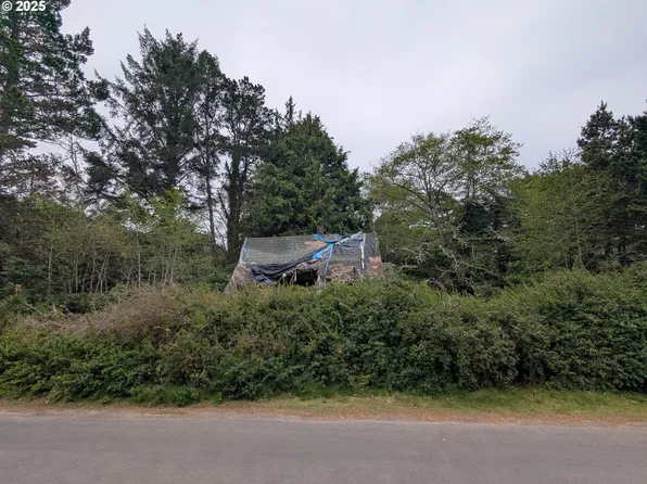 110 Wallace St, Lincoln City, OR 97367